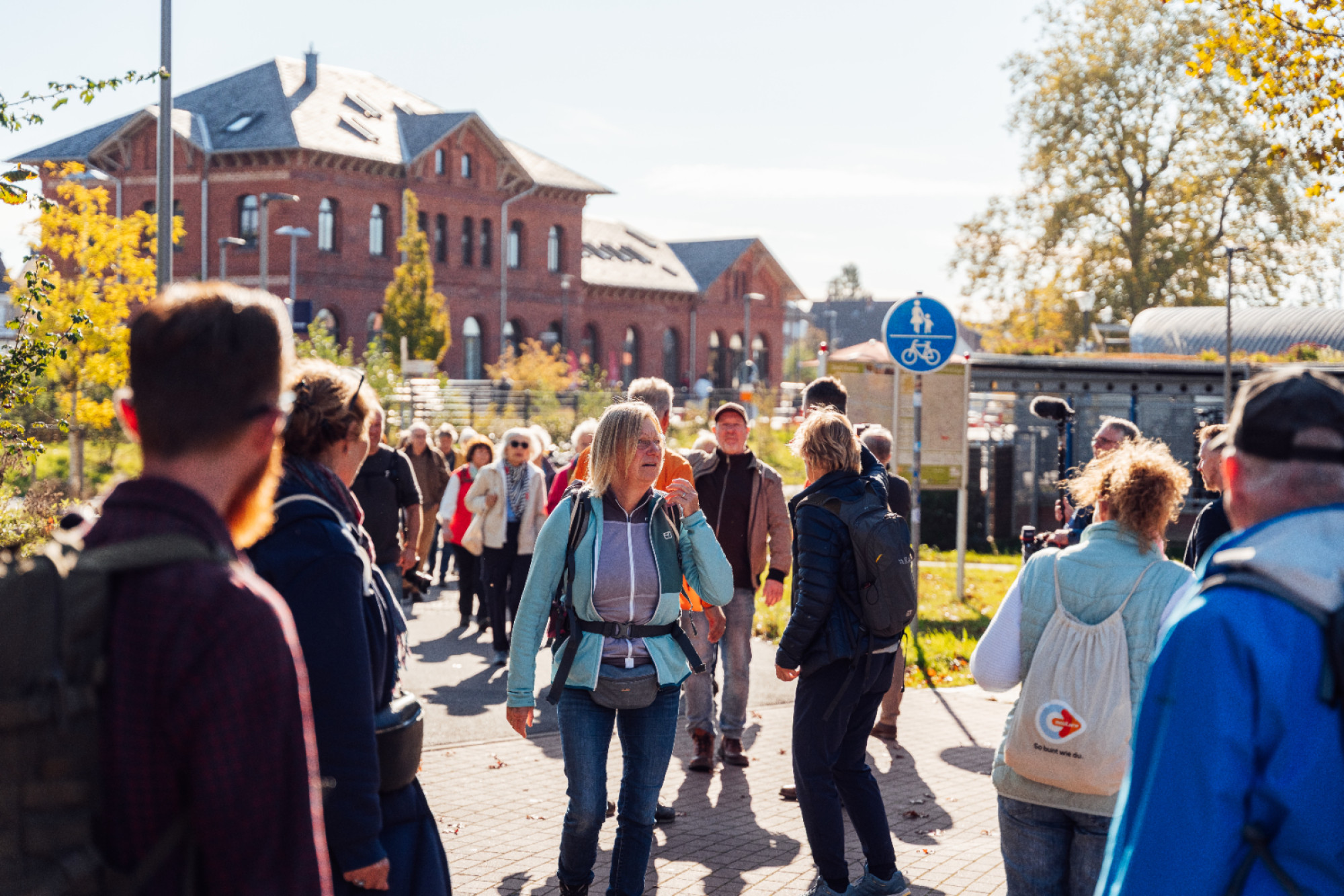 Los geht's zur Wanderung am frischgekürten Wanderbahnhof. © mobil.nrw